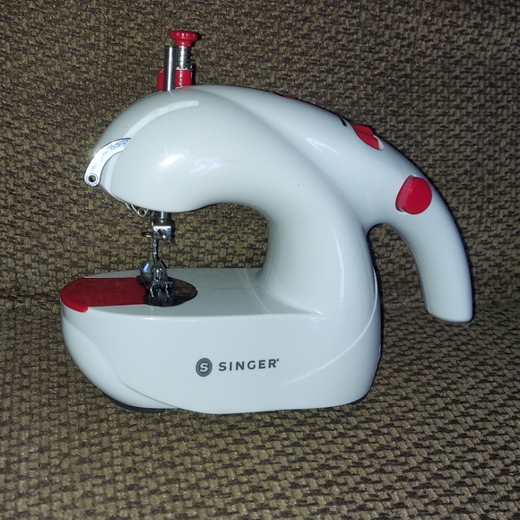 Singer Stitch Sew Quick 2 Hand-held Mini Sewing Machine - Picture 6 of 10